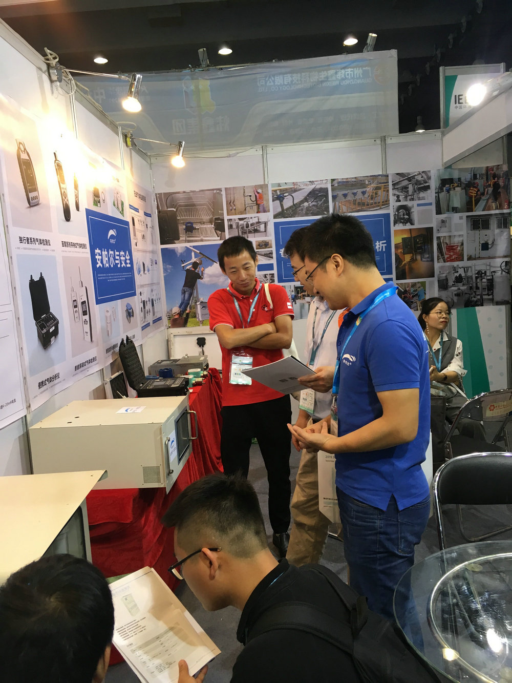 工程师为客户做产品讲解，客户露出了满意的微笑